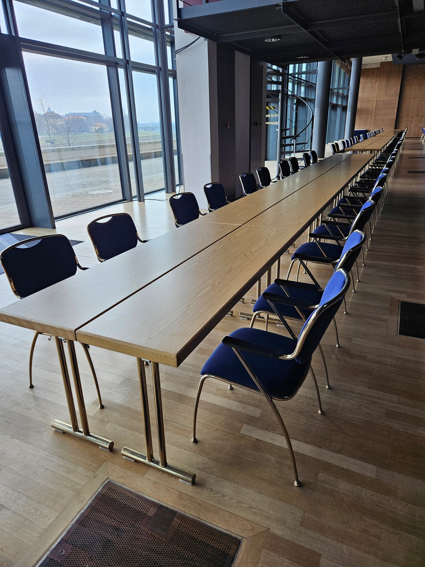 Konferenzstuhl Brunner blau gold