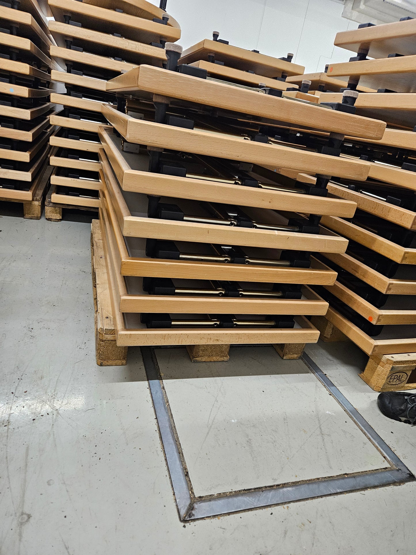 Tisch Hiller Objektmöbel Delta 105 140cmx70cmx74cm