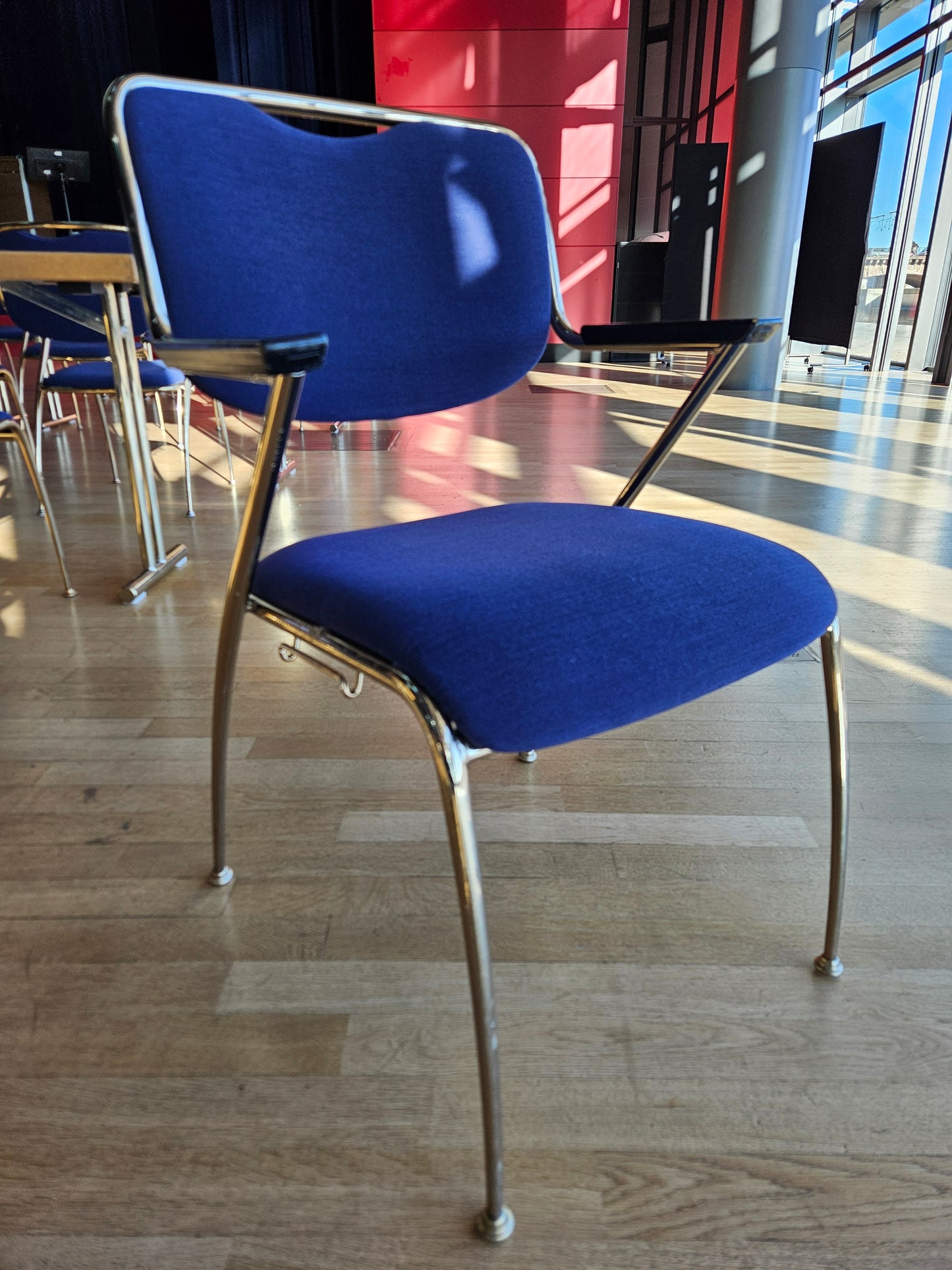 Konferenzstuhl Brunner blau gold