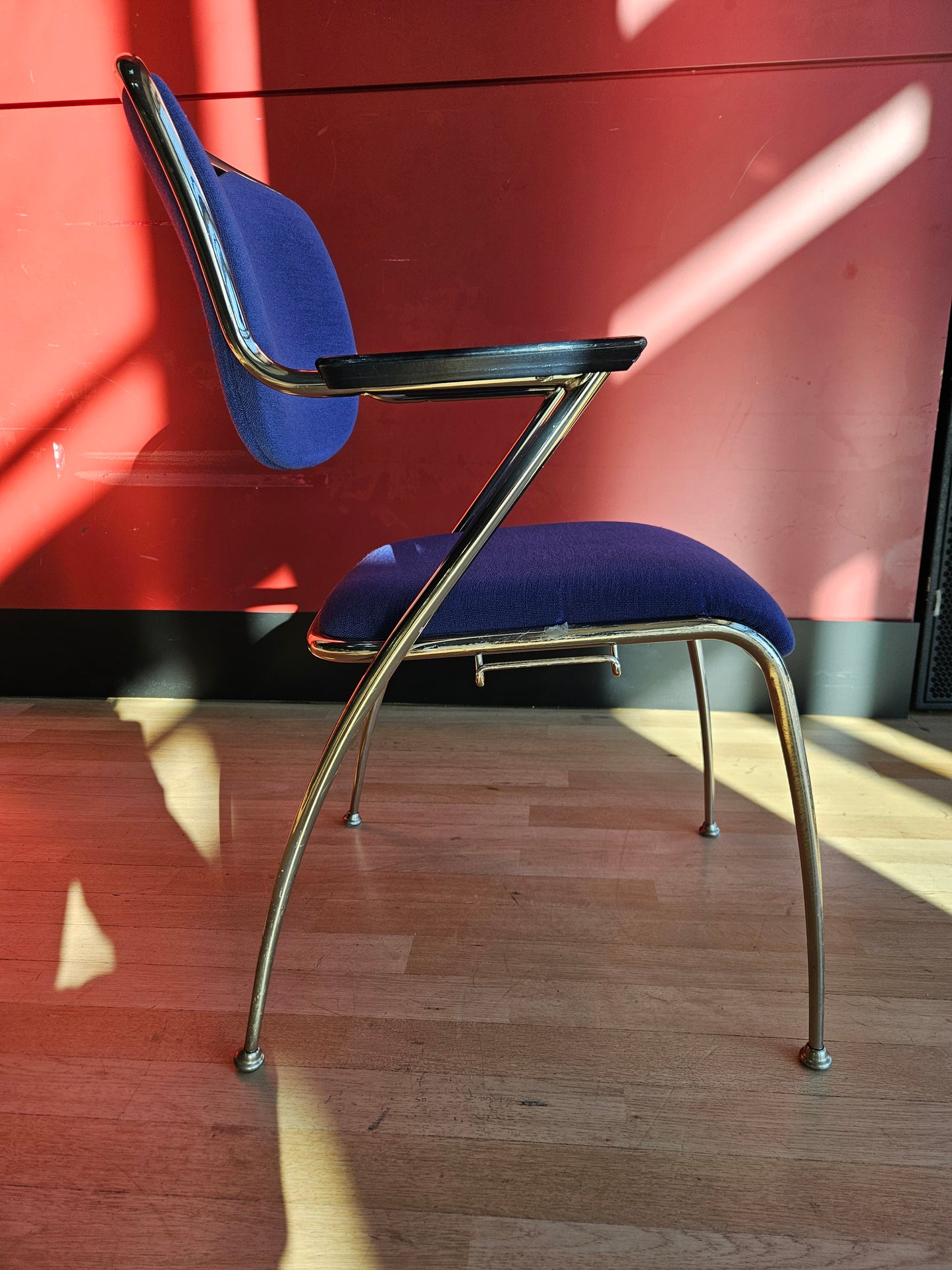Konferenzstuhl Brunner blau gold