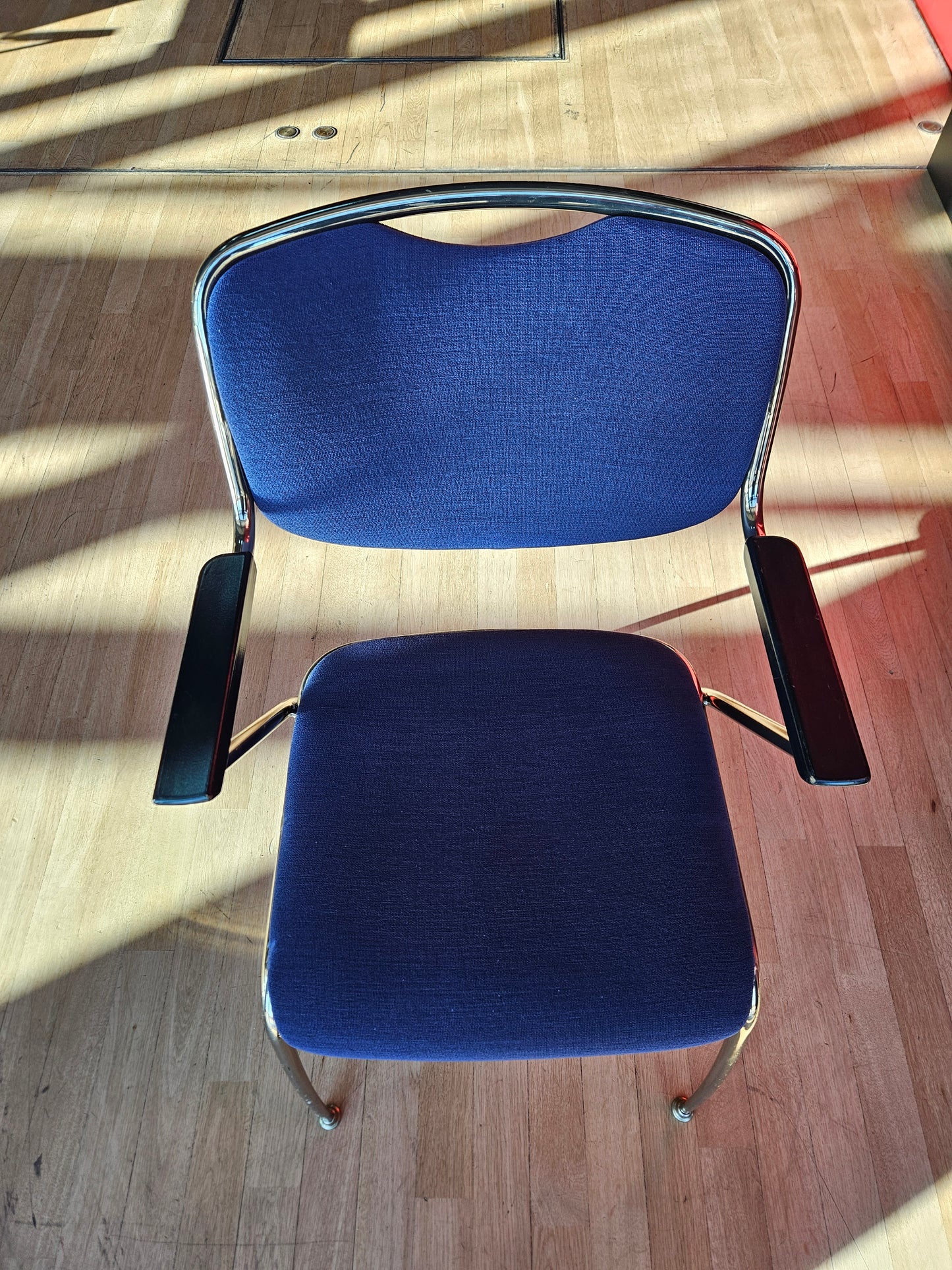 Konferenzstuhl Brunner blau gold
