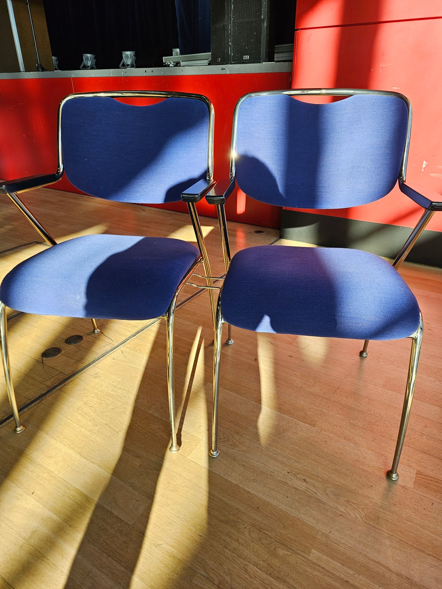 Konferenzstuhl Brunner blau gold