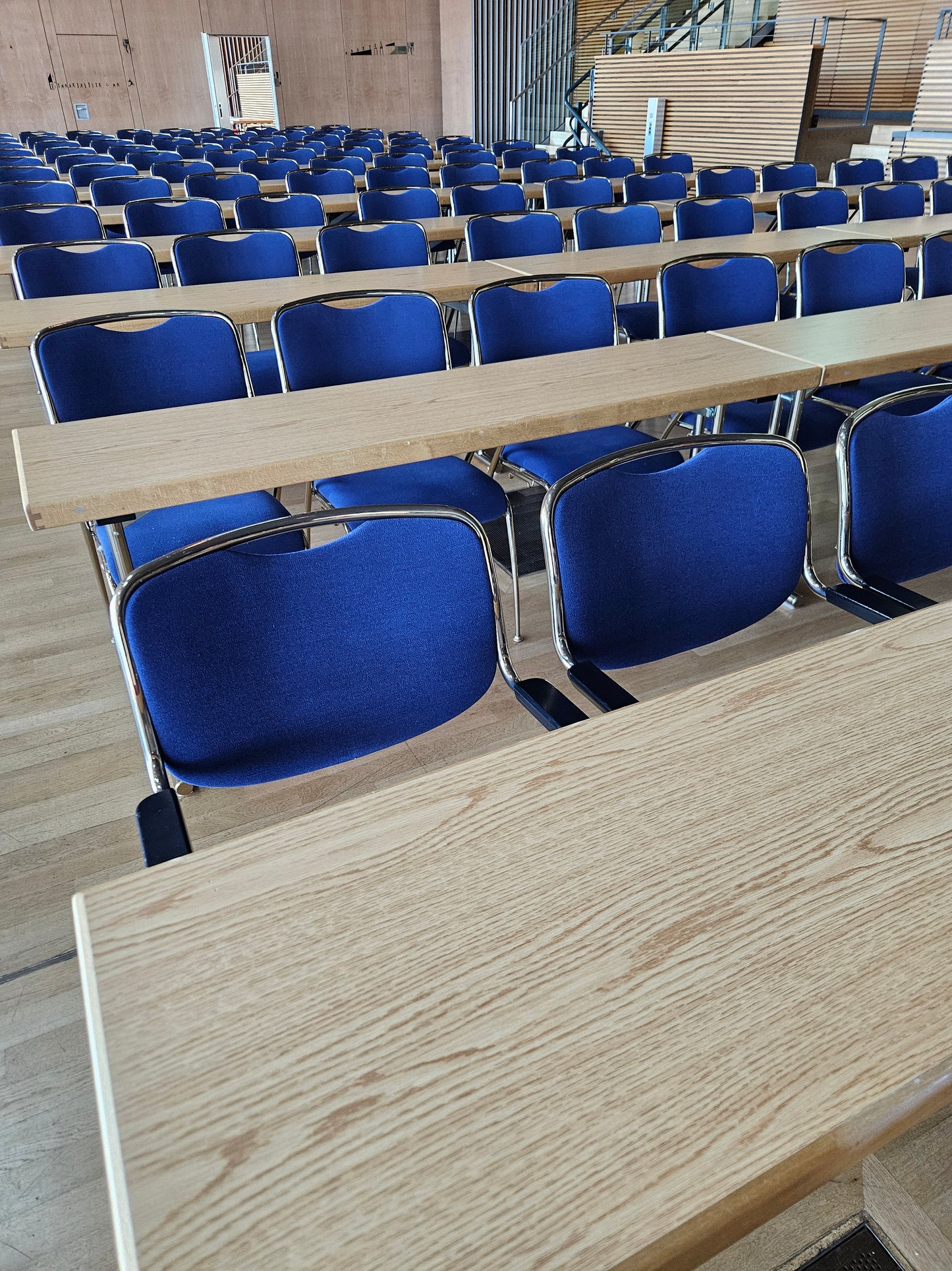 Konferenzstuhl Brunner blau gold