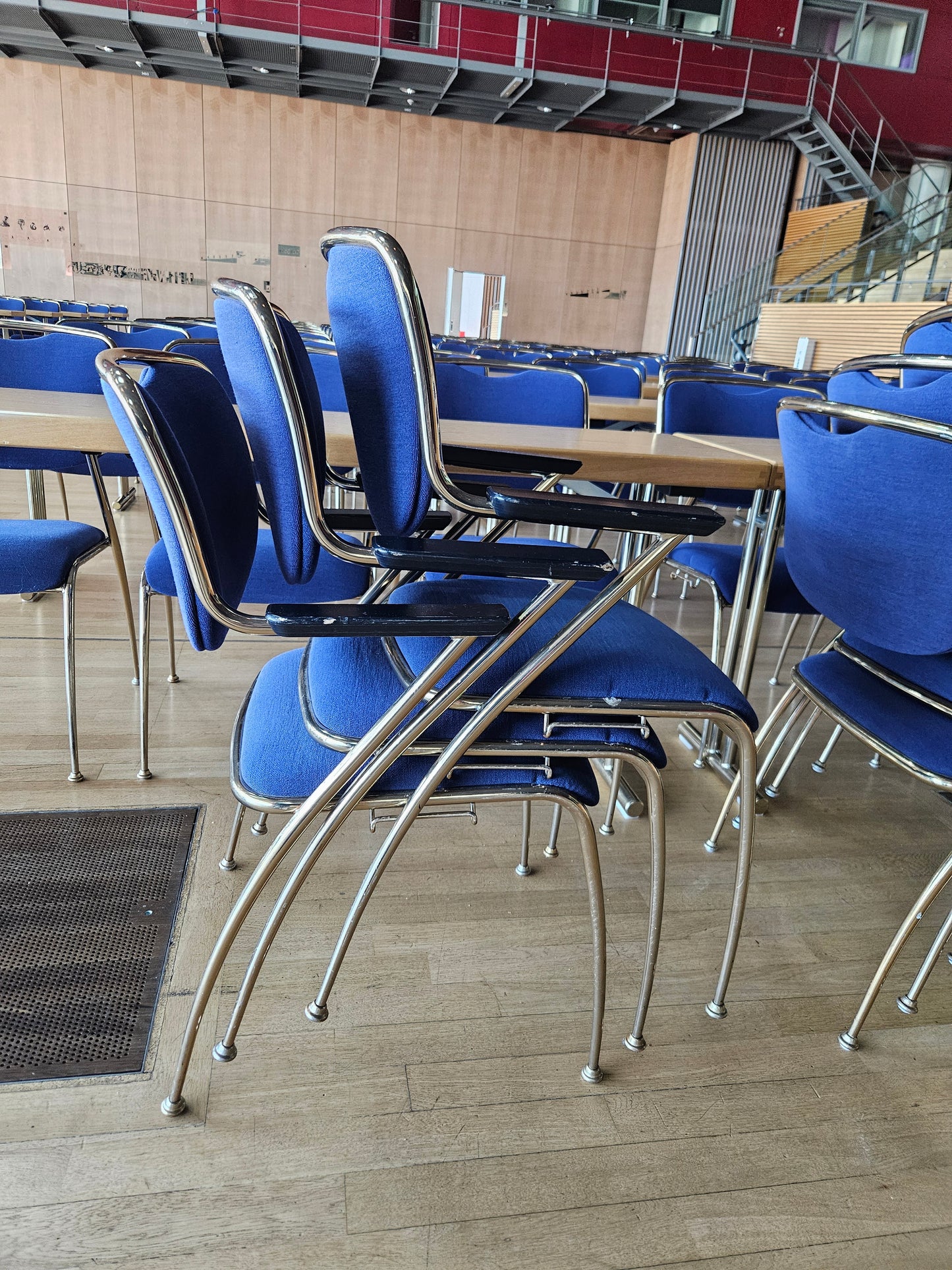 Konferenzstuhl Brunner blau gold