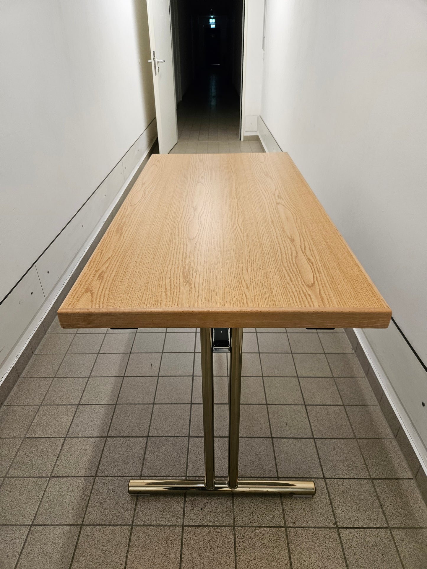 Tisch Hiller Objektmöbel Delta 105 140cmx70cmx74cm