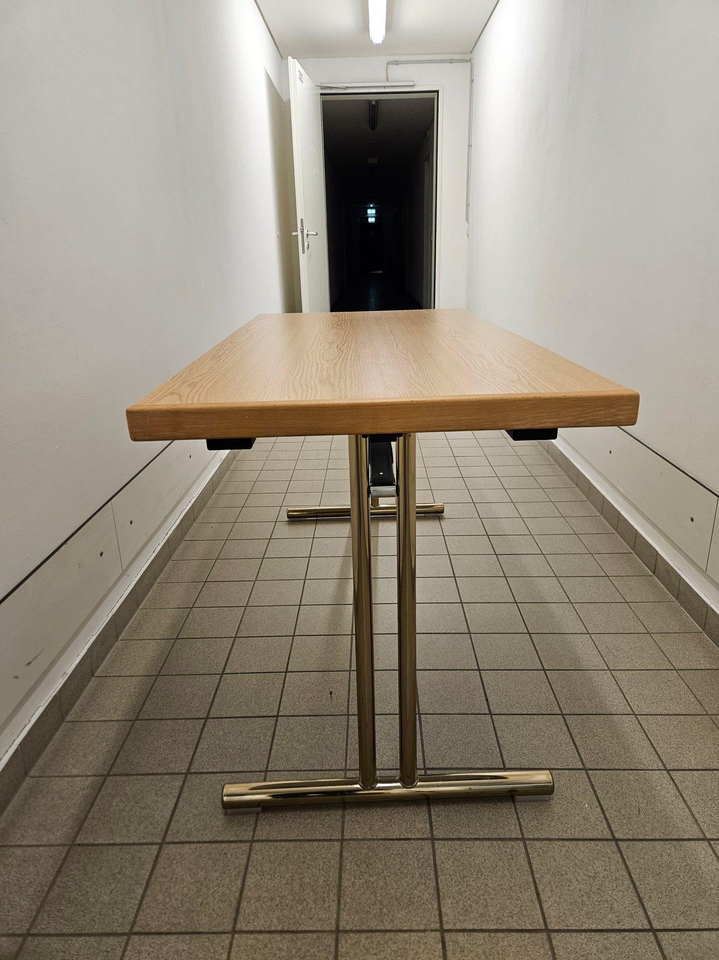 Tisch Hiller Objektmöbel Delta 105 140cmx70cmx74cm