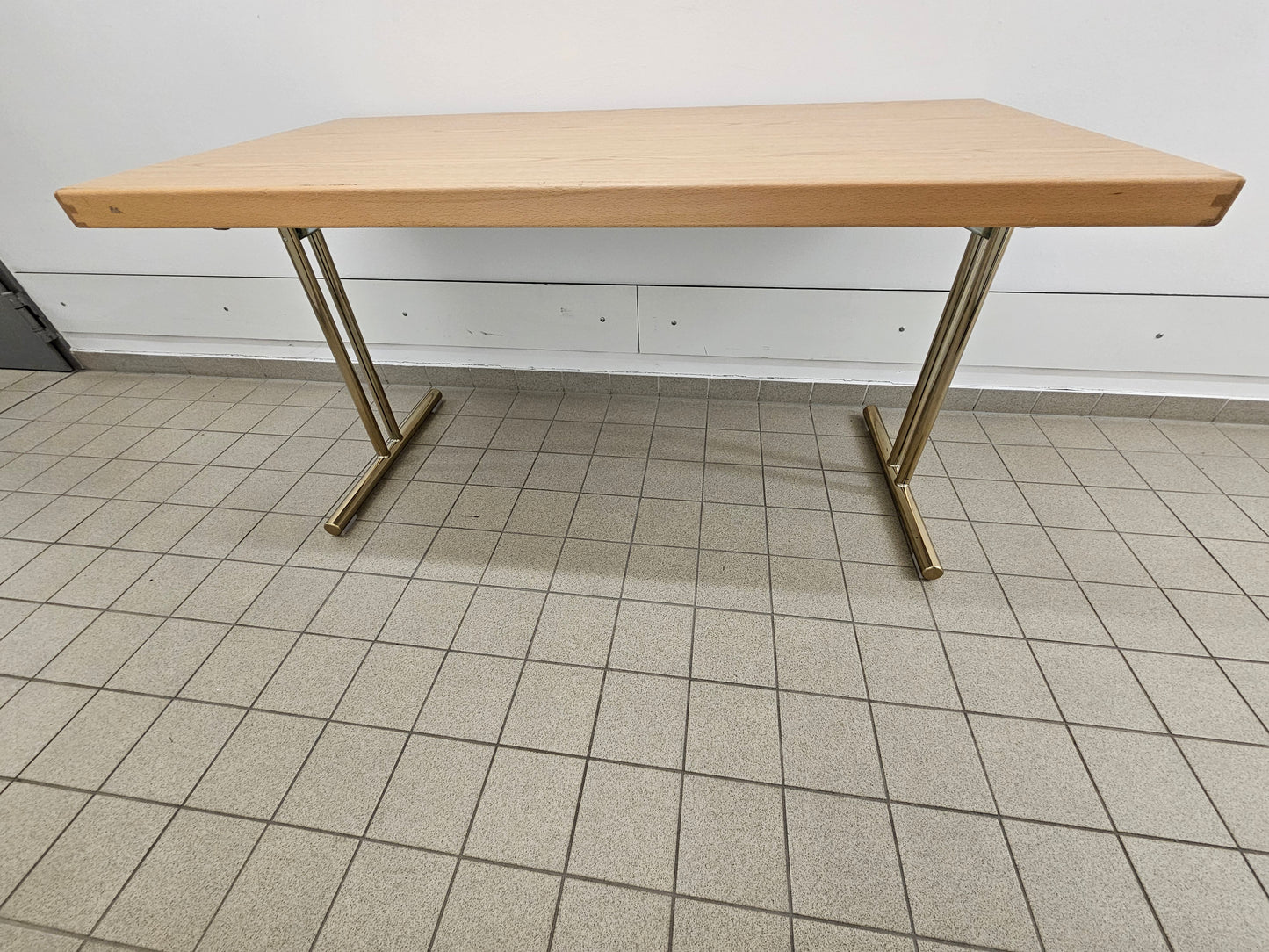 Tisch Hiller Objektmöbel Delta 105 140cmx70cmx74cm