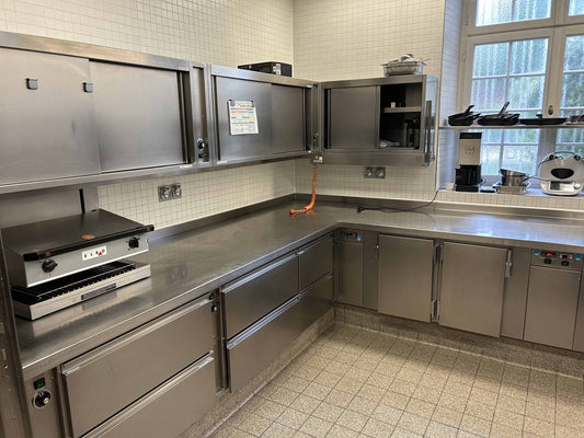 Industrieküche mit Kessel / Kipper / Kühl- u. Wärmeschränken / Herd- u. Grillplatte - Edelstahl