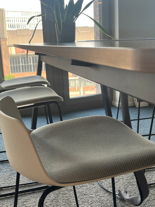 Barhocker Haworth, Modell Maari, Breite: 58,4 cm Sitzhöhe: 76,2 cm x Tiefe: 58,4 cm