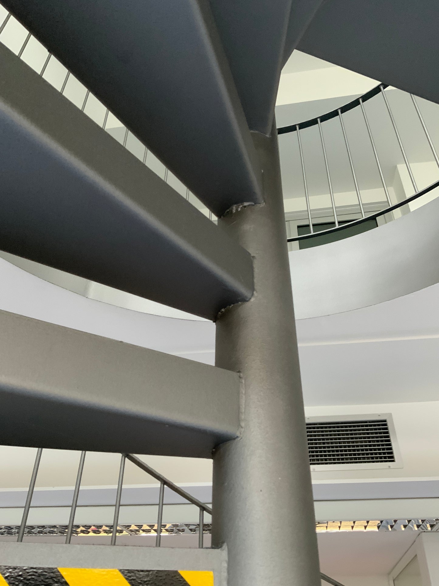 Treppe - innen - Stahl 2020x3386x1 cm