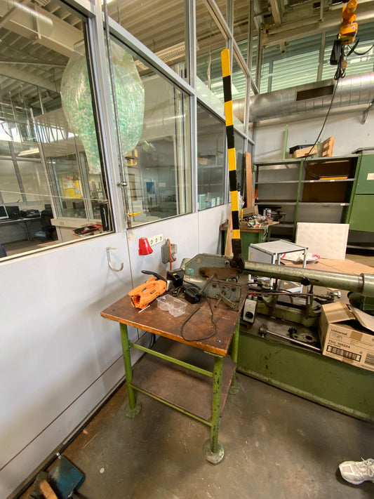 Stationäre Werkbank mit Mubea Handhebelschere - Metall/Holzauflage 660x850x710mm