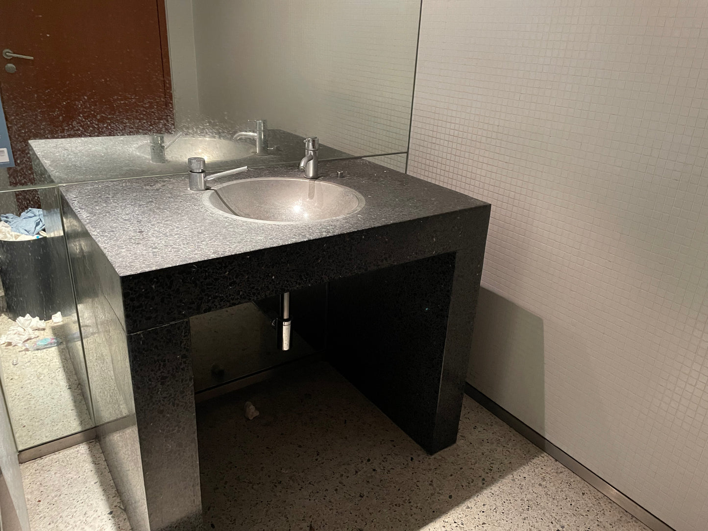 Waschtisch Granit mit Edelstahl-Waschbecken und Seifenspender