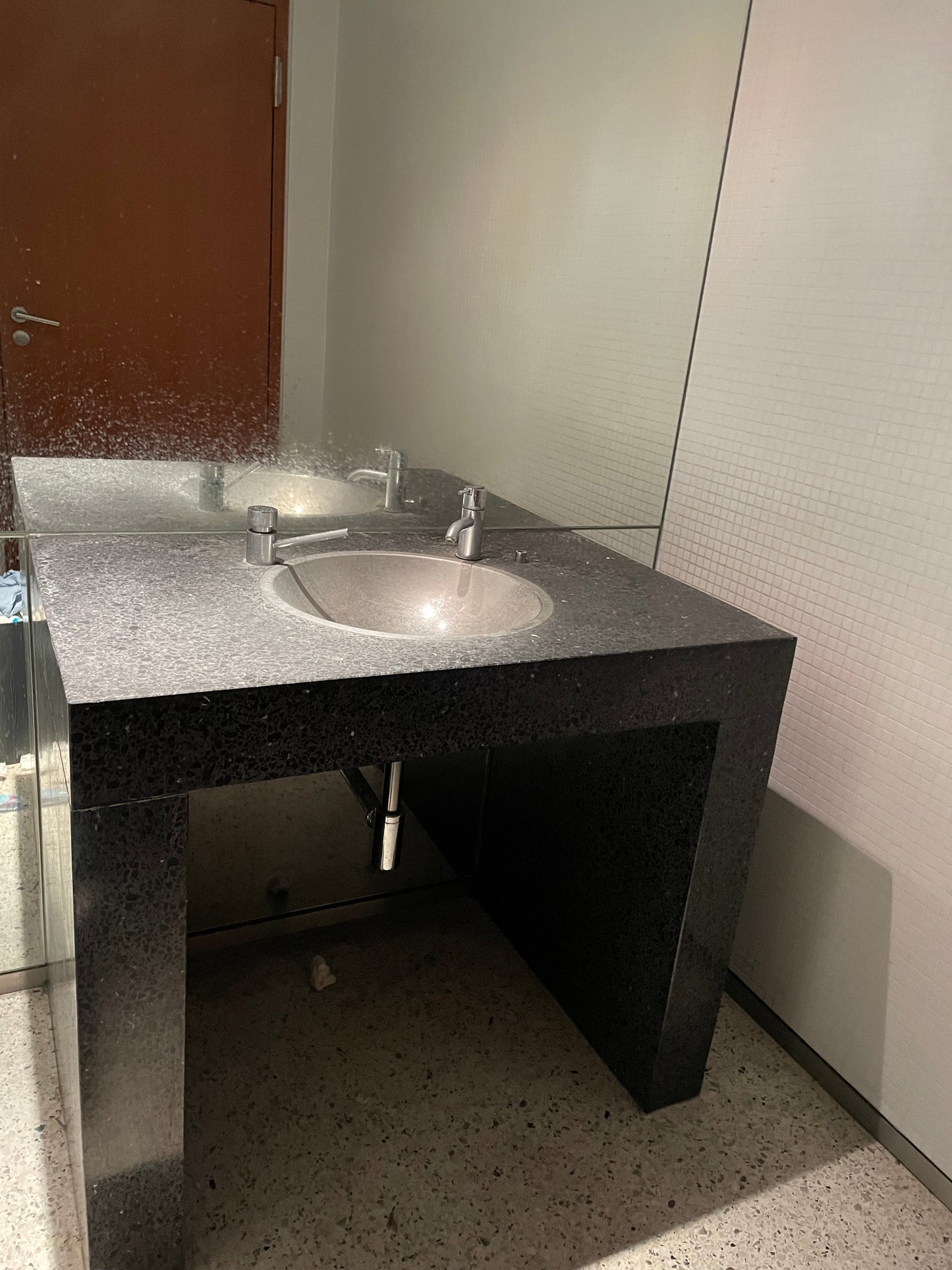 Waschtisch Granit mit Edelstahl-Waschbecken und Seifenspender