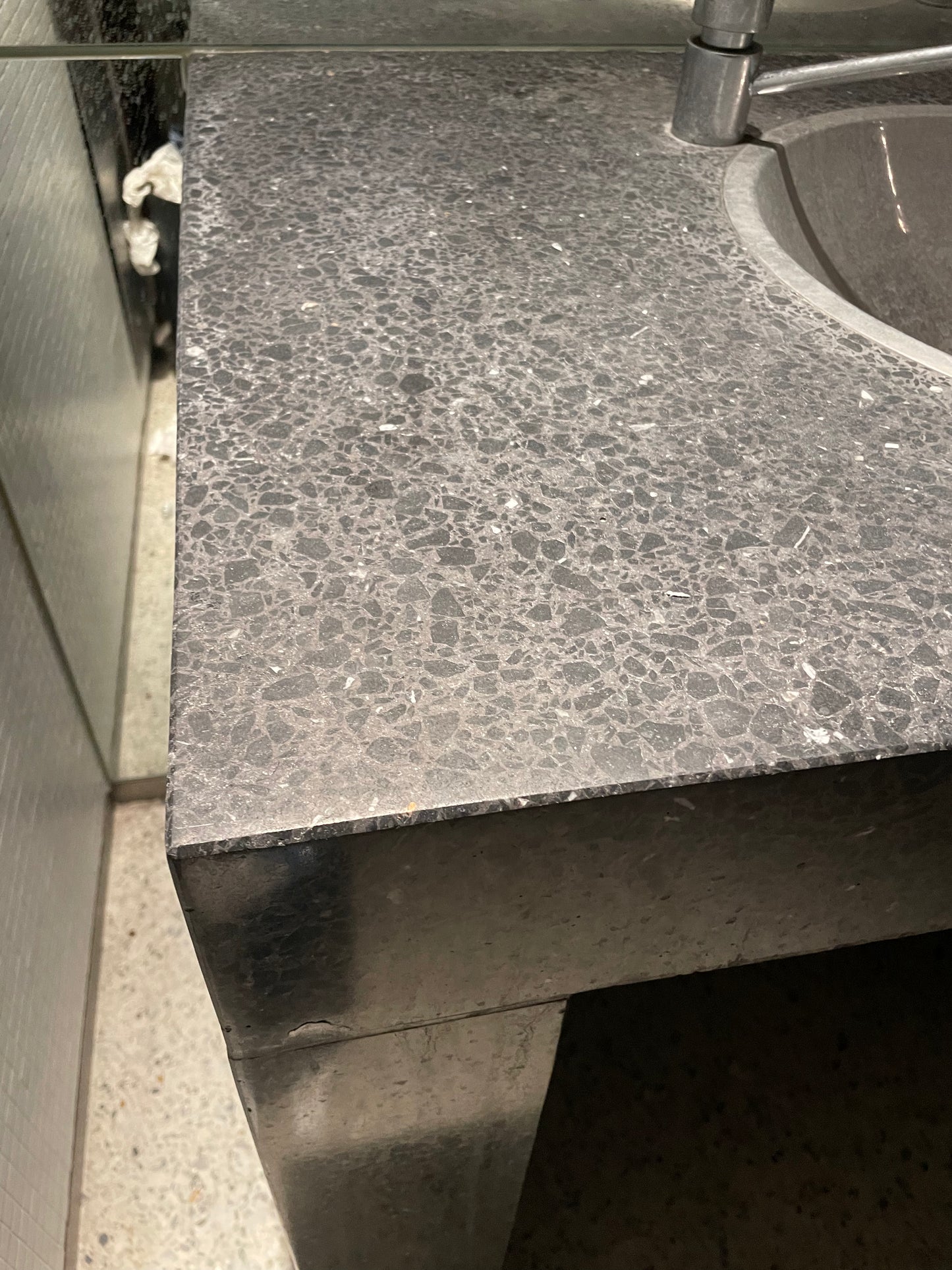 Waschtisch Granit mit Edelstahl-Waschbecken und Seifenspender