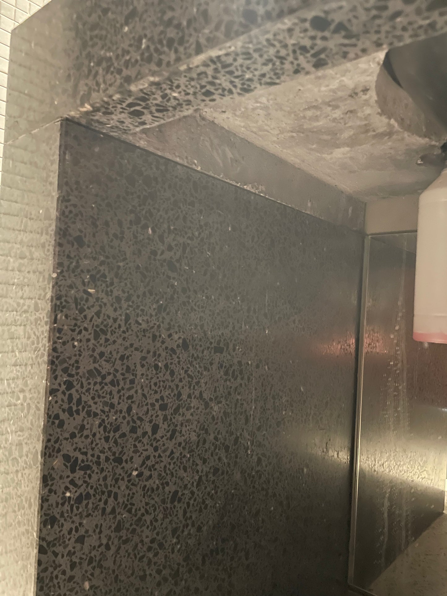 Waschtisch Granit mit Edelstahl-Waschbecken und Seifenspender