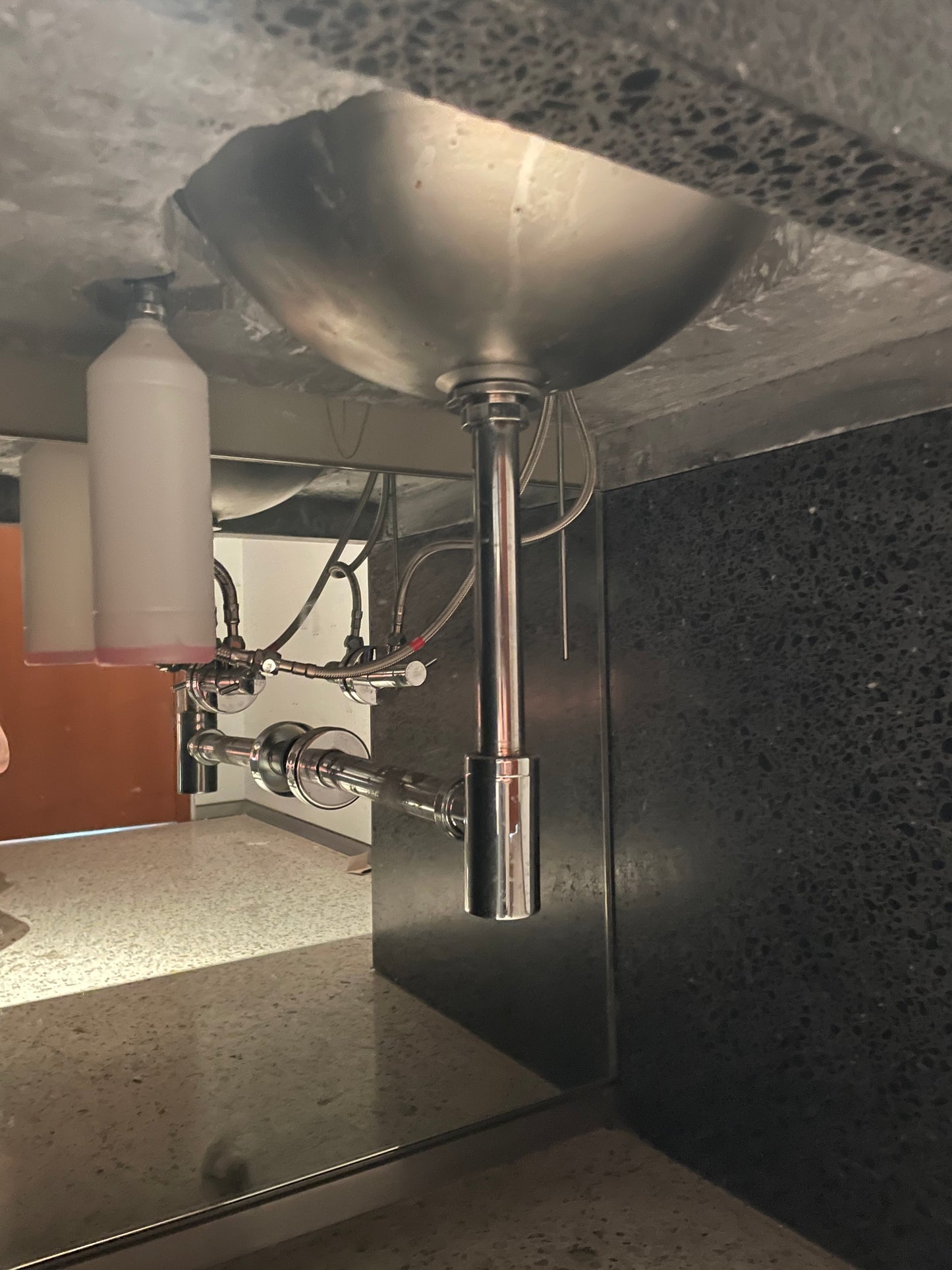 Waschtisch Granit mit Edelstahl-Waschbecken und Seifenspender