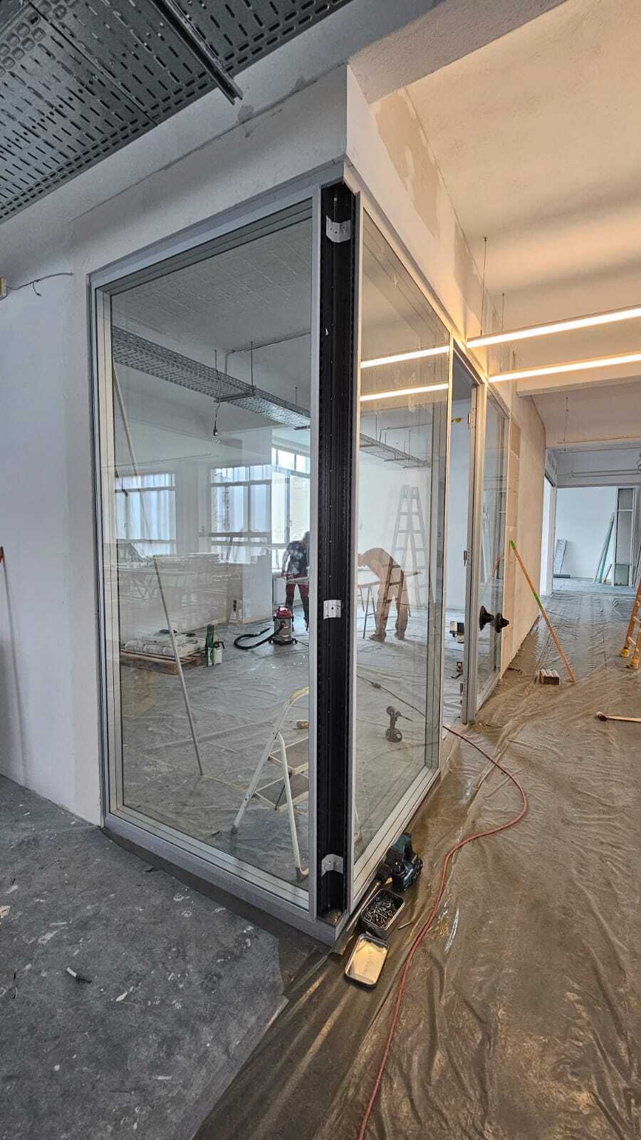 Trennwandsystem Glaselemente Strähle 2000 eloxiert - Einbauhöhe 2,75m