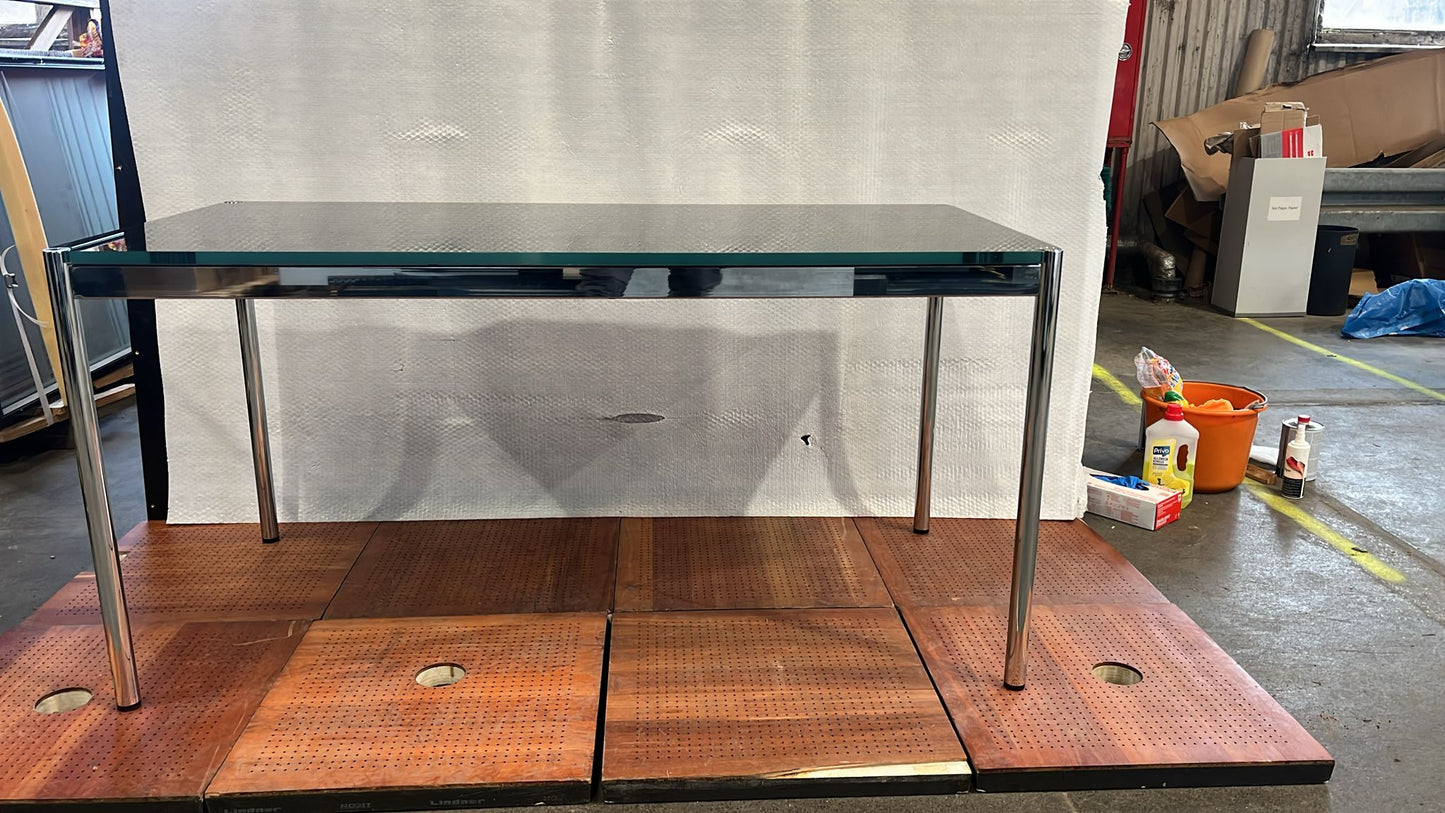 USM Haller Tisch, Graphitschwarz, RAL 9011, Glasplatte 1500 x 740