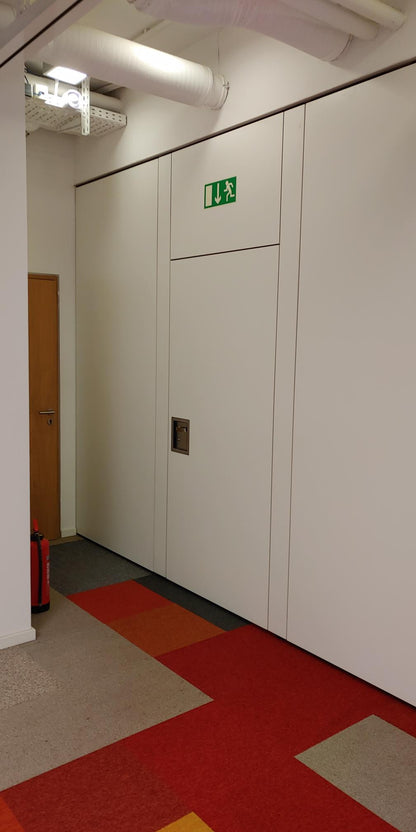 2x Modulare Trennwandanlage mit Fluchttür & Akustik Dorma Hüppe