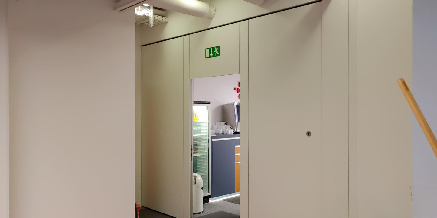 2x Modulare Trennwandanlage mit Fluchttür & Akustik Dorma Hüppe