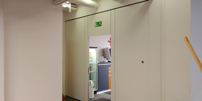 2x Modulare Trennwandanlage mit Fluchttür & Akustik Dorma Hüppe