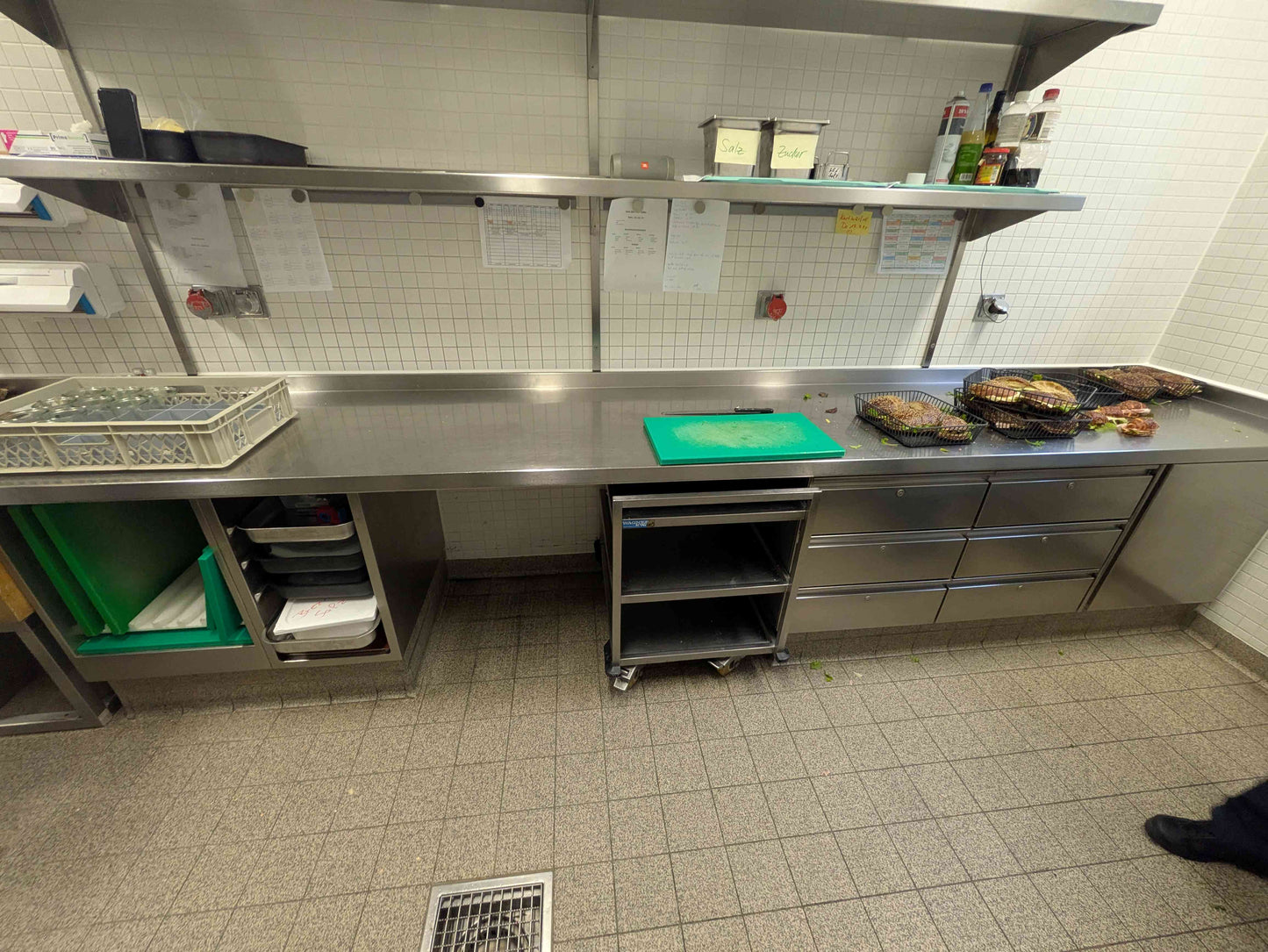 Industrieküche mit Kessel / Kipper / Kühl- u. Wärmeschränken / Herd- u. Grillplatte - Edelstahl