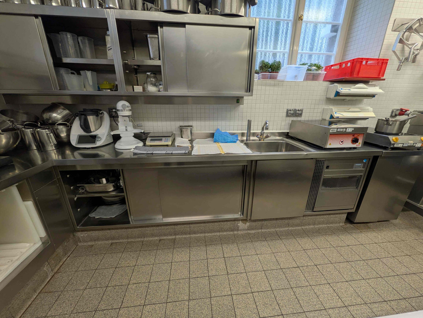 Industrieküche mit Kessel / Kipper / Kühl- u. Wärmeschränken / Herd- u. Grillplatte - Edelstahl