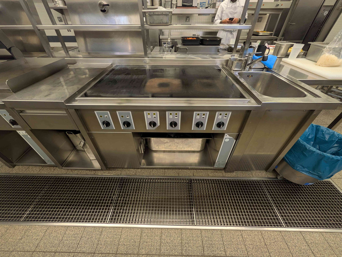 Industrieküche mit Kessel / Kipper / Kühl- u. Wärmeschränken / Herd- u. Grillplatte - Edelstahl