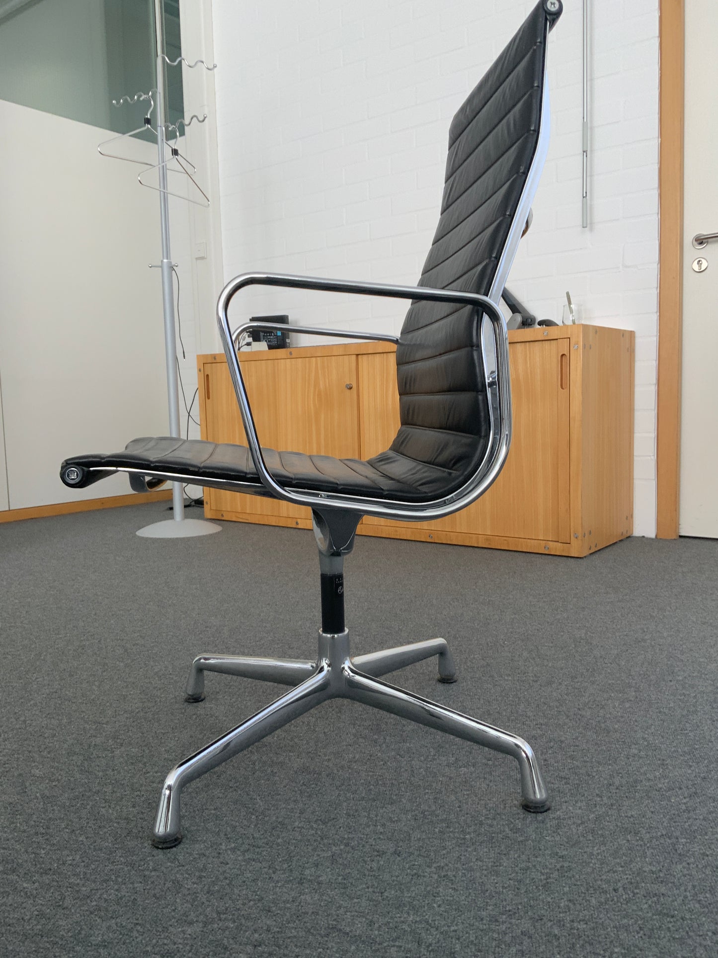 Vitra Aluminium Chair AE 119 - Aluminium/Leder