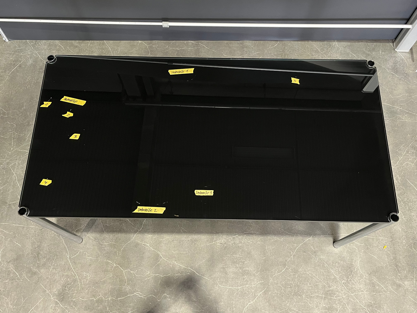 USM Haller Tisch, Graphitschwarz, RAL 9011, Glasplatte 1500 x 750 x 740