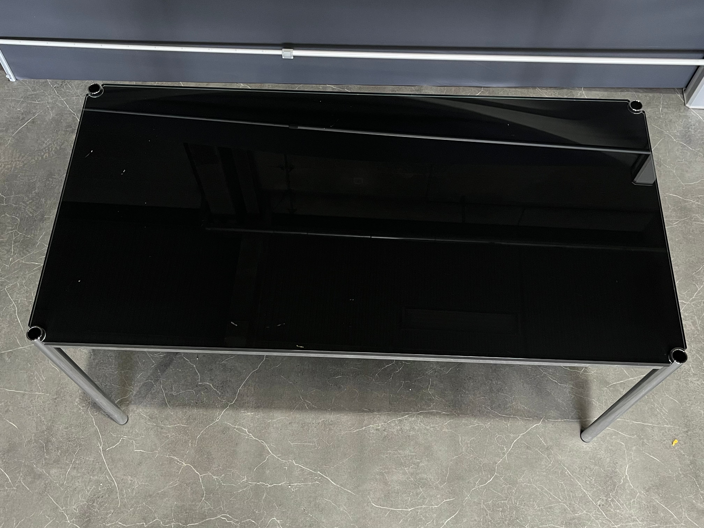 USM Haller Tisch, Graphitschwarz, RAL 9011, Glasplatte 1500 x 750 x 740