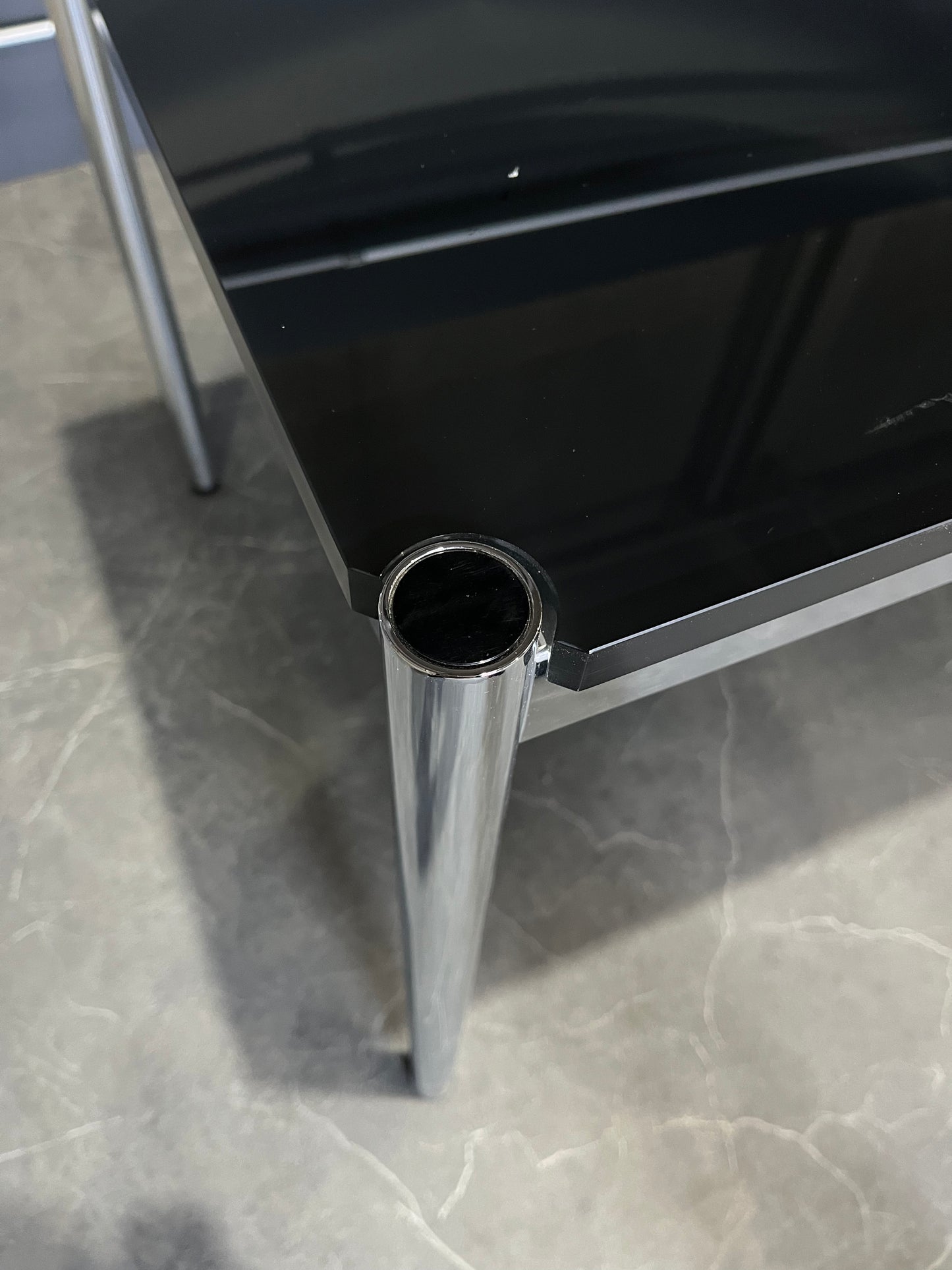 USM Haller Tisch, Graphitschwarz, RAL 9011, Glasplatte 1500 x 750 x 740