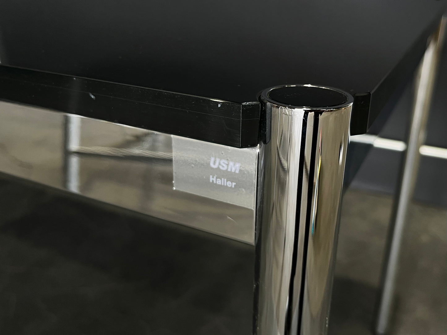 USM Haller Tisch, Graphitschwarz, RAL 9011, Glasplatte 1500 x 750 x 740