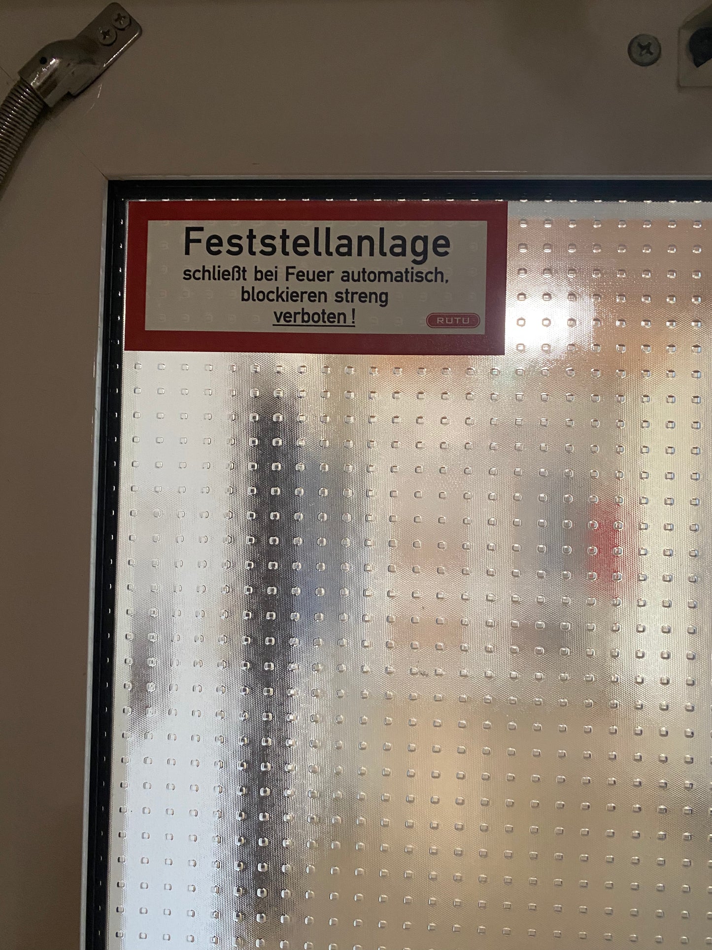 Alu-Glas-Türelement mit Seitenteil | DORMA Feststellanlage