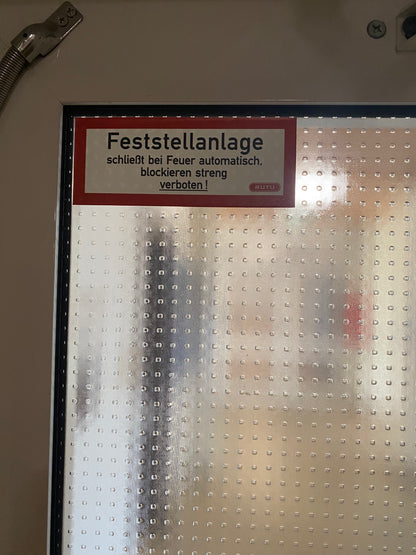 Alu-Glas-Türelement mit Seitenteil | DORMA Feststellanlage