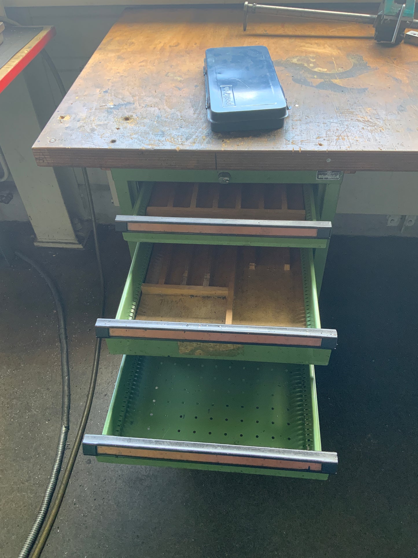 Werkbank mit Schubkästen - Metall/Holzauflage 1490x850x750mm