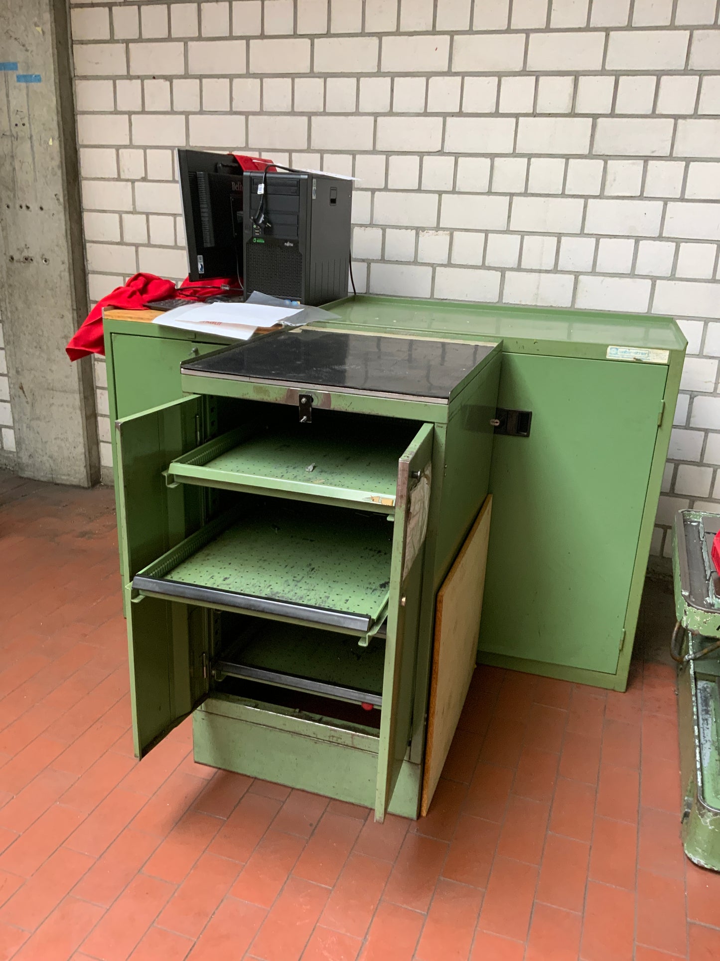 Werkzeugschrank mit Teleskopschubladen - Metall/Holzauflage 560x980x670mm