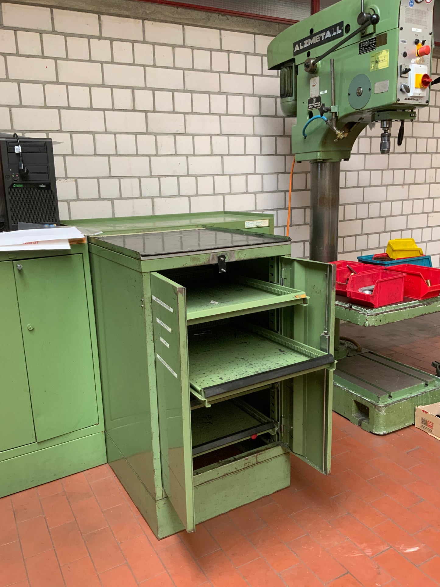 Werkzeugschrank mit Teleskopschubladen - Metall/Holzauflage 560x980x670mm