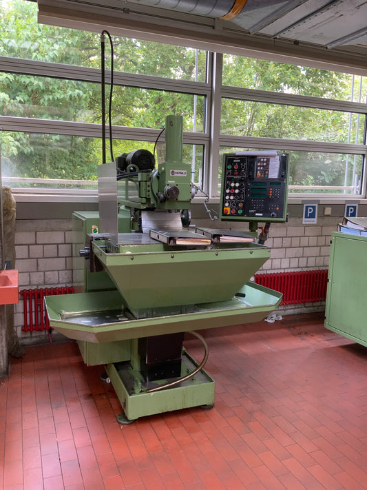 HERMLE UWF 801 - Werkzeugfräsmaschine