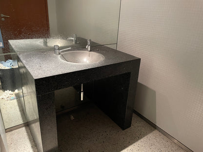 Waschtisch Granit mit Edelstahl-Waschbecken und Seifenspender