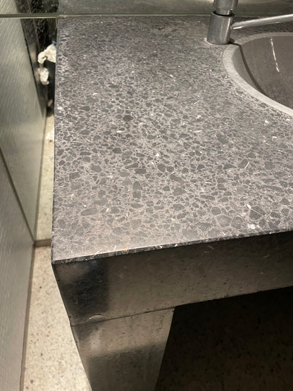Waschtisch Granit mit Edelstahl-Waschbecken und Seifenspender