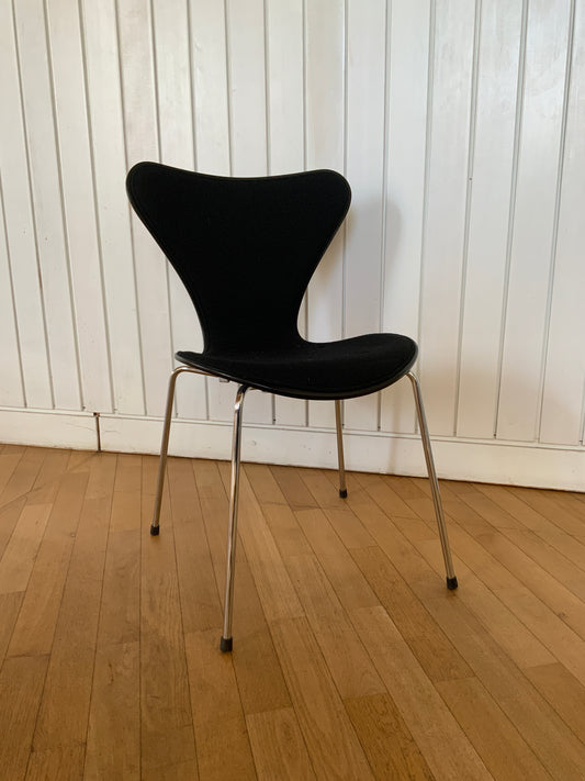 Fritz Hansen Serie 7 3107 Stuhl - schwarz/verchromt