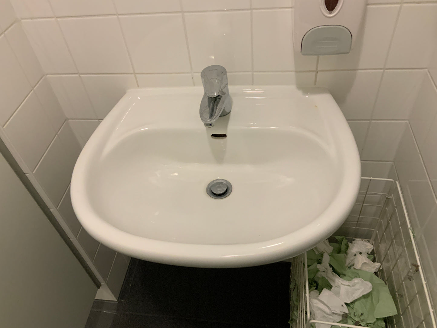 Waschbecken inkl. Armatur -  Keramik