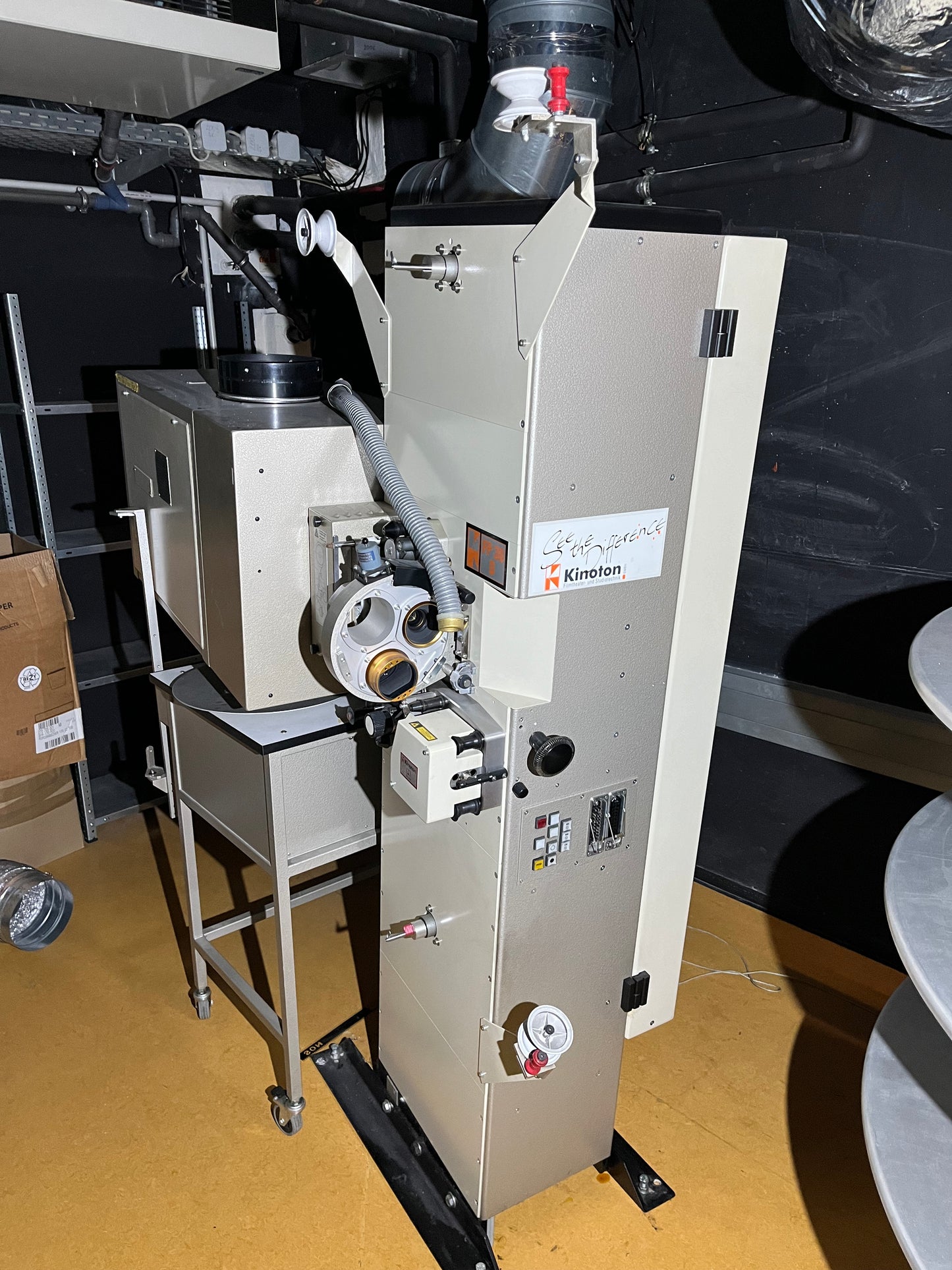 Kino Projektoranlage -Kinoton FP30 D/LH7000W/M-Table/ST200 E/Schneider Kreuznach Cinelux Anamorphic 2xMC