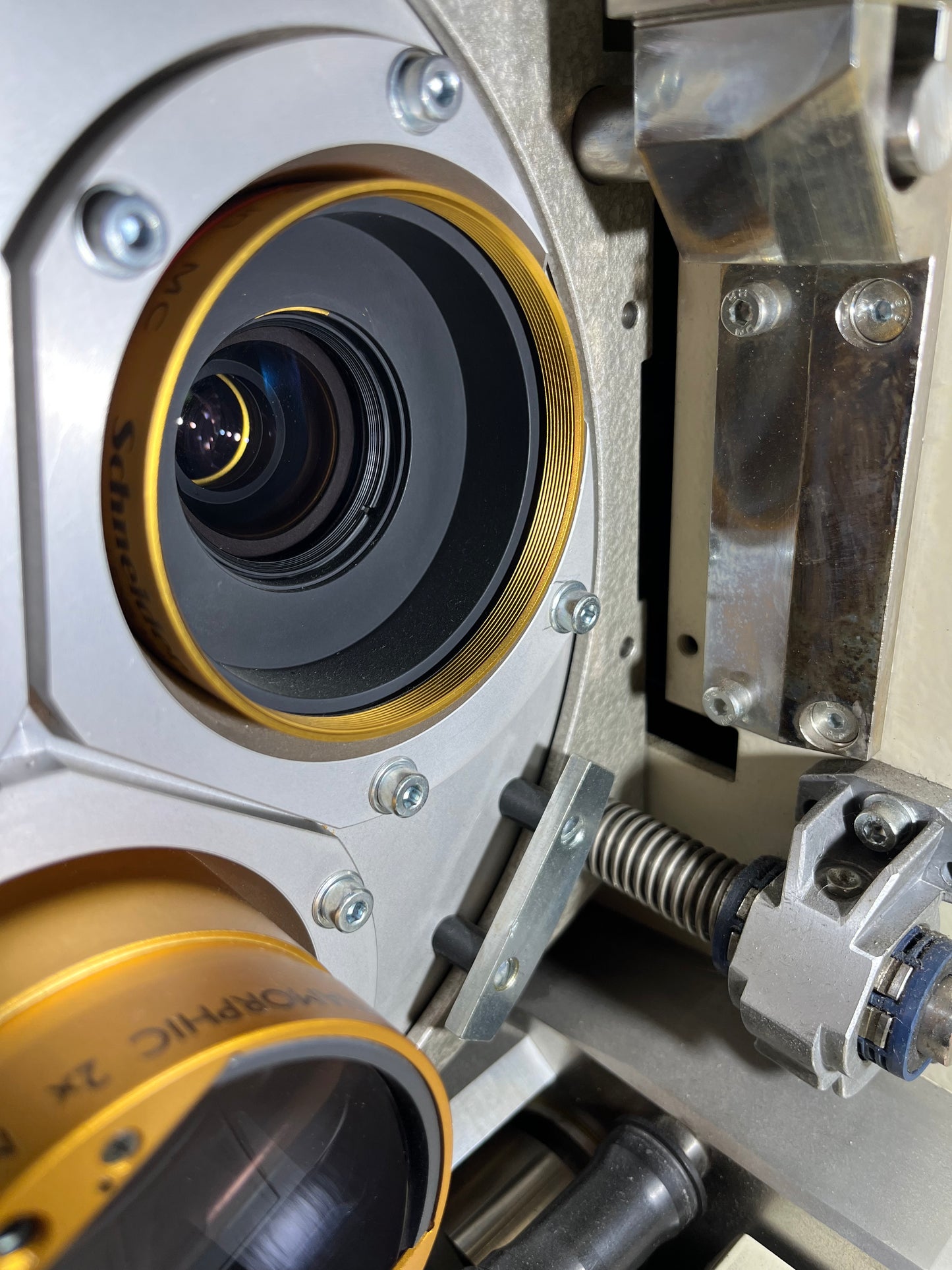 Kino Projektoranlage -Kinoton FP30 D/LH7000W/M-Table/ST200 E/Schneider Kreuznach Cinelux Anamorphic 2xMC