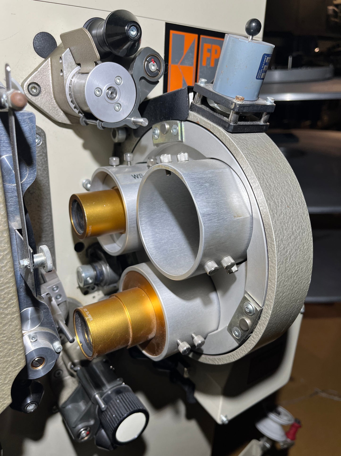 Kino Projektoranlage -Kinoton FP30 D/LH7000W/M-Table/ST200 E/Schneider Kreuznach Cinelux Anamorphic 2xMC
