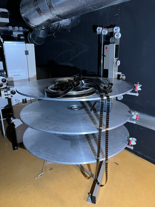 Kino Projektoranlage -Kinoton FP30 D/LH7000W/M-Table/ST200 E/Schneider Kreuznach Cinelux Anamorphic 2xMC