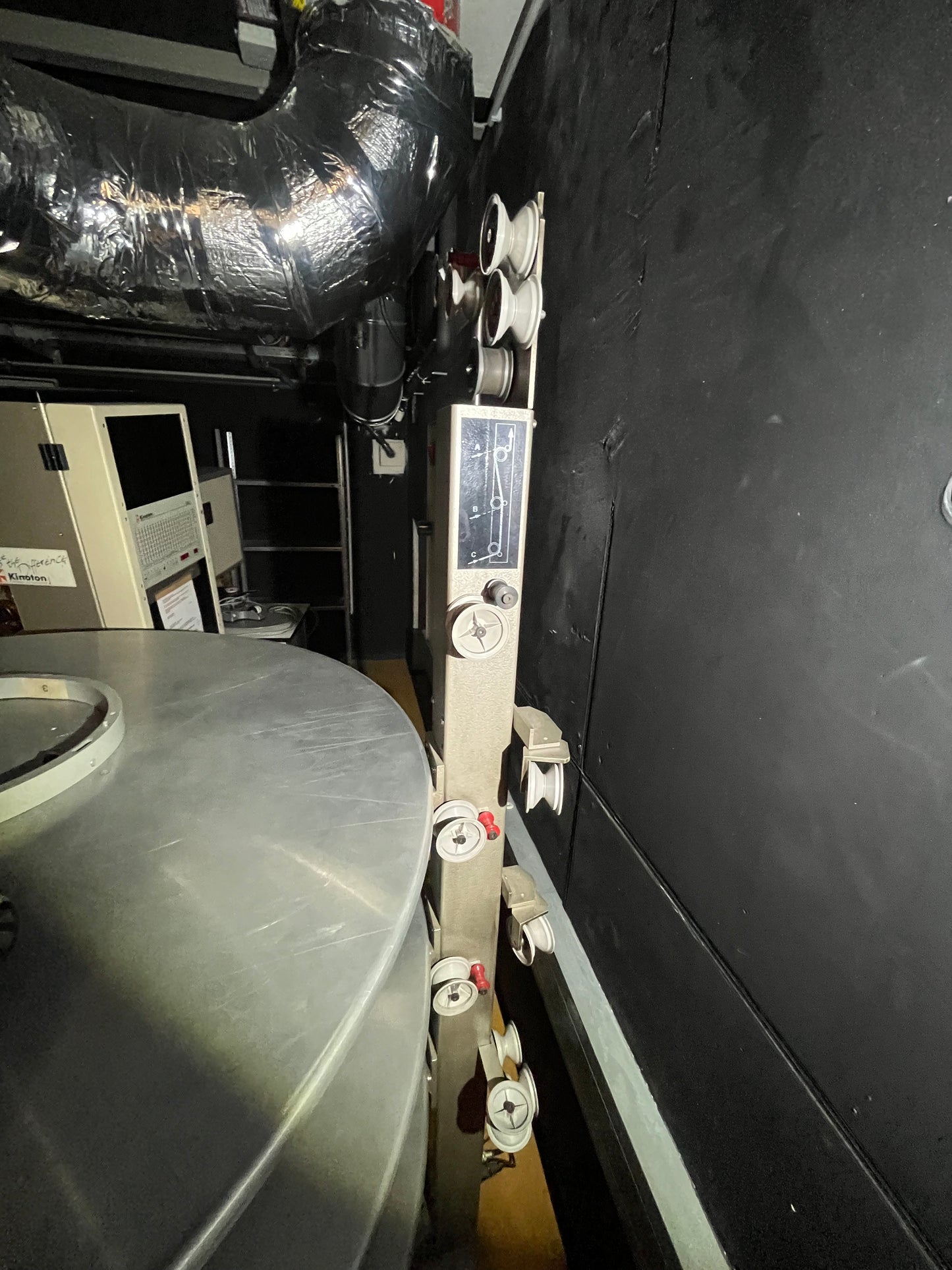 Kino Projektoranlage -Kinoton FP30 D/LH7000W/M-Table/ST200 E/Schneider Kreuznach Cinelux Anamorphic 2xMC