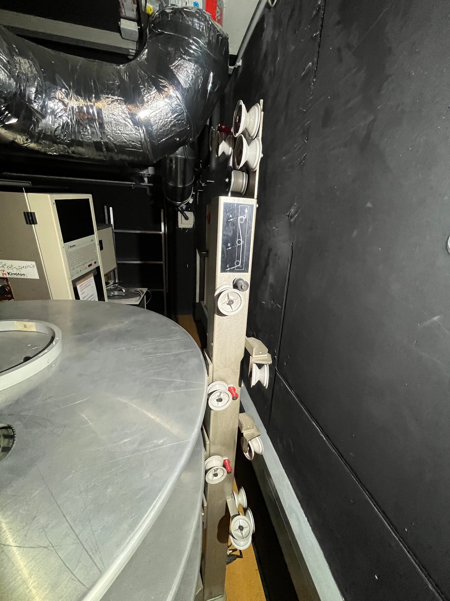 Kino Projektoranlage -Kinoton FP30 D/LH7000W/M-Table/ST200 E/Schneider Kreuznach Cinelux Anamorphic 2xMC
