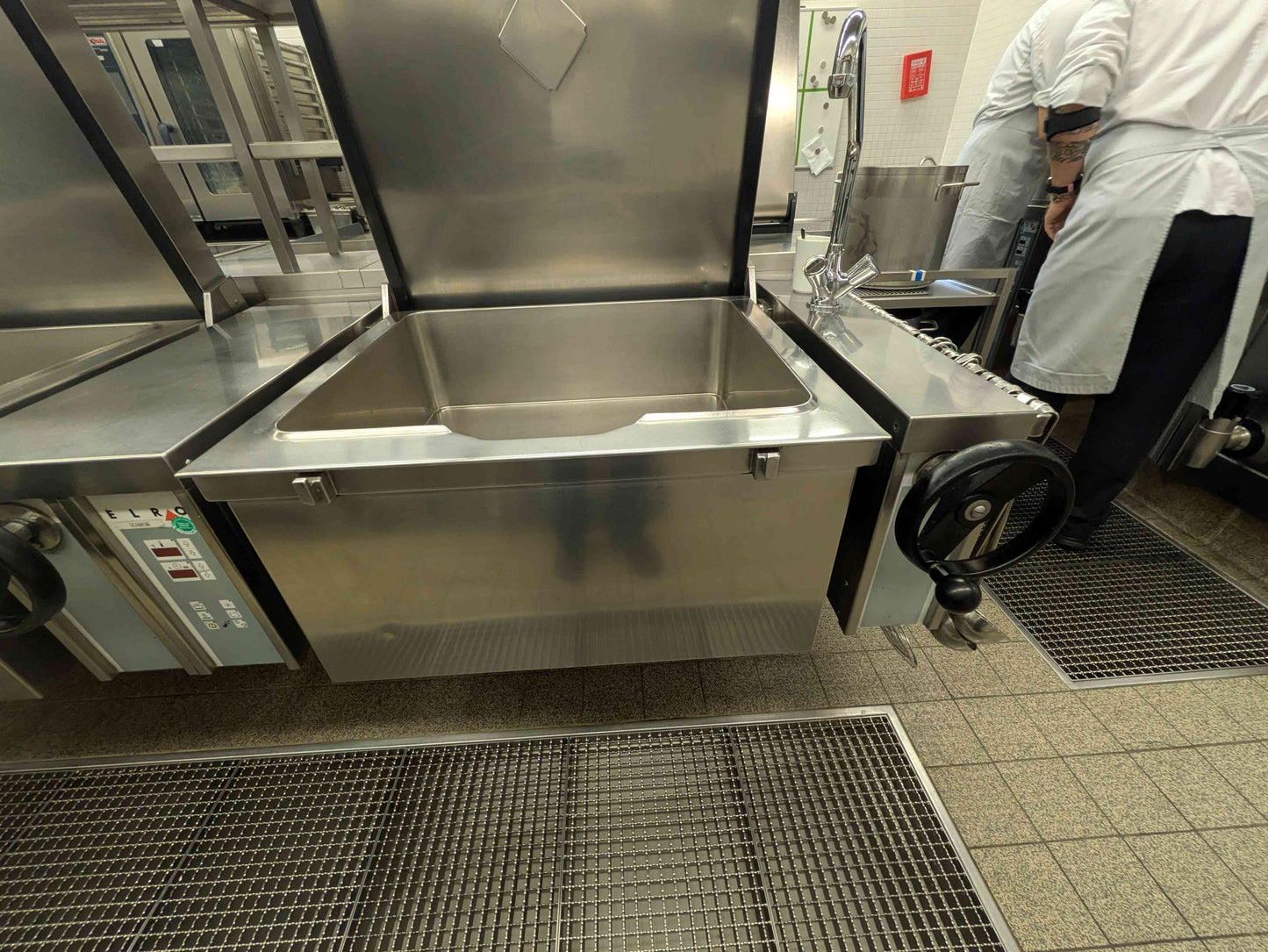 Industrieküche mit Kessel / Kipper / Kühl- u. Wärmeschränken / Herd- u. Grillplatte - Edelstahl